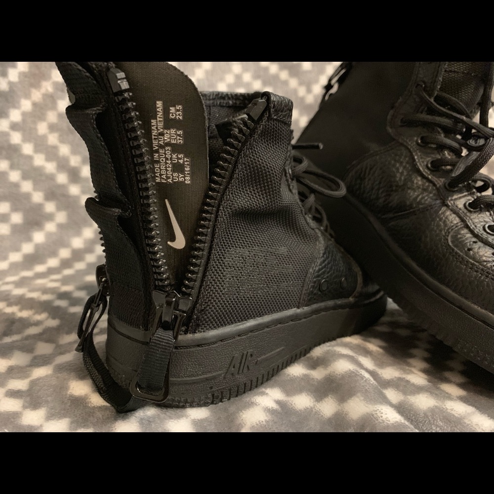 Nike - Picture 3 of 4